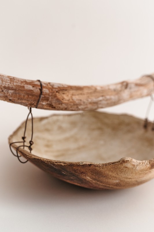 Balanza rústica de madera y barro